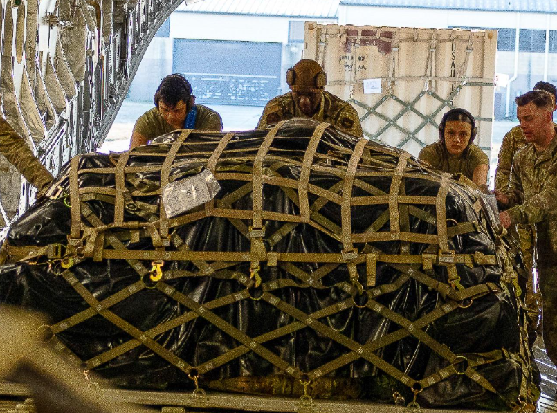 特朗普宣布全面停止美国对哥伦比亚的援助