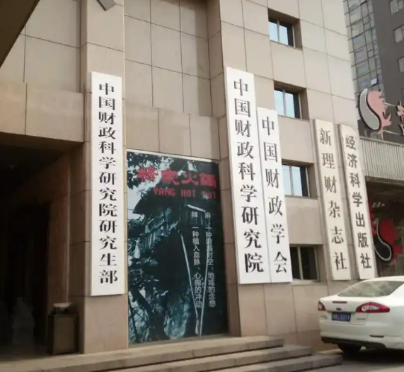 英国青年失业危机加剧 研究显示仅一半年轻人有